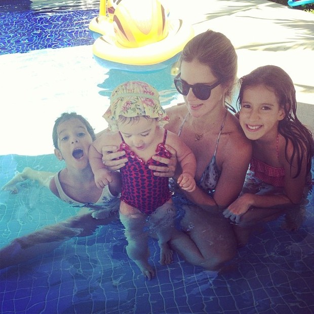 Vera Viel posa na piscina com as três filhas (Foto: Reprodução / Instagram)
