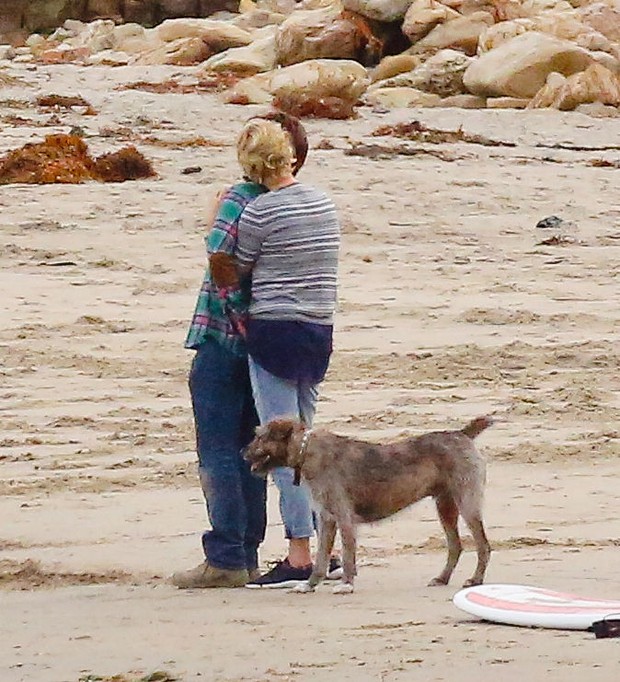 X17 - Charlize Theron e Sean Penn na praia de Malibu, em Los Angeles, nos Estados Unidos (Foto: X17online/ Agência)