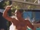 Will Smith tira a camisa e mostra corpo sarado em festa