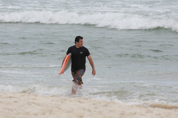 Murilo Benício surfando na praia da Barra da Tijuca, RJ (Foto: Dilson Silva / Agnews)