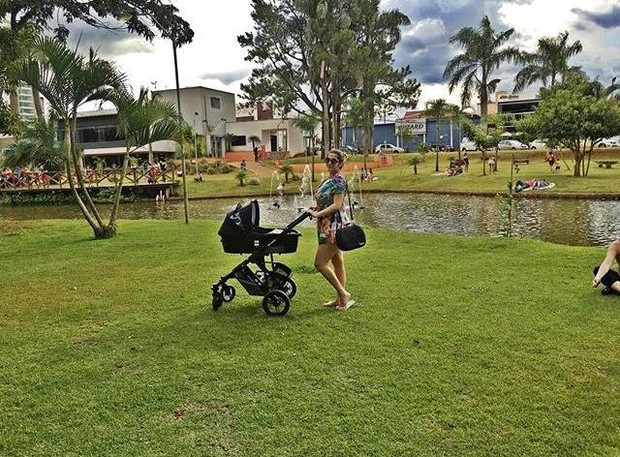 Jéssica Costa passeia com o filho, Noah (Foto: Reprodução/Instagram)