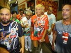 Xuxa aposta em bota futurista na chegada à Sapucaí em dia de desfile