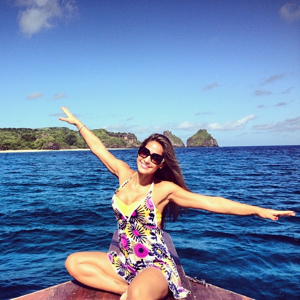 De férias, Mayra posa em proa de barco (Foto: Reprodução/Instagram)