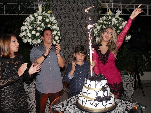 Andréa de Andrade com o namorado e o filho, Rinaldo, em sua festa de aniversário no Rio (Foto: Rodrigo dos Anjos/ Ag. News)