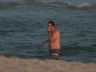 Murilo Benício corre em praia do Rio e se refresca no mar