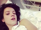Internada, Lily Allen faz 'selfie' em cama de hospital