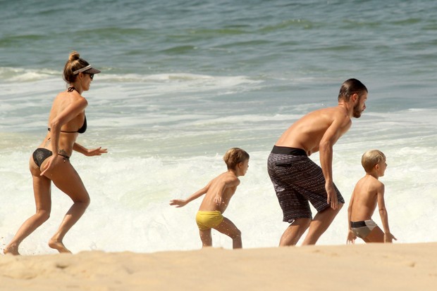 Fernanda Lima e família na praia (Foto: J.Humberto / AgNews)