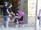 Alinne Moraes passeia com a família no Rio