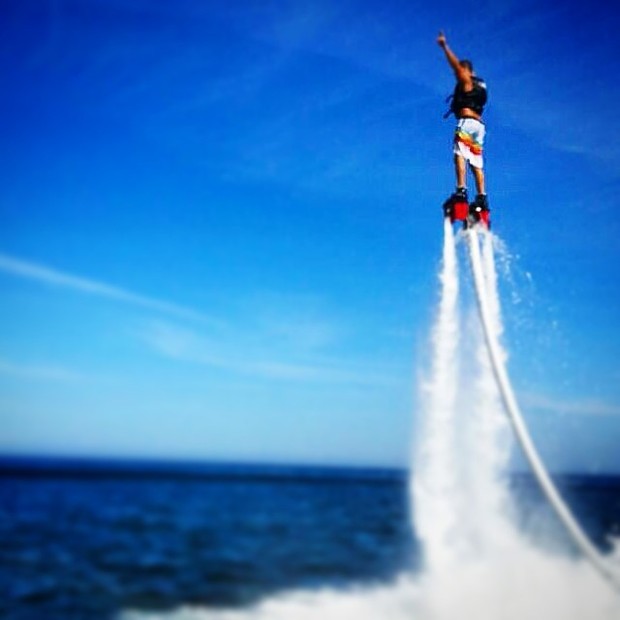 José Loreto pratica o Flyboard (Foto: Reprodução/Instagram)
