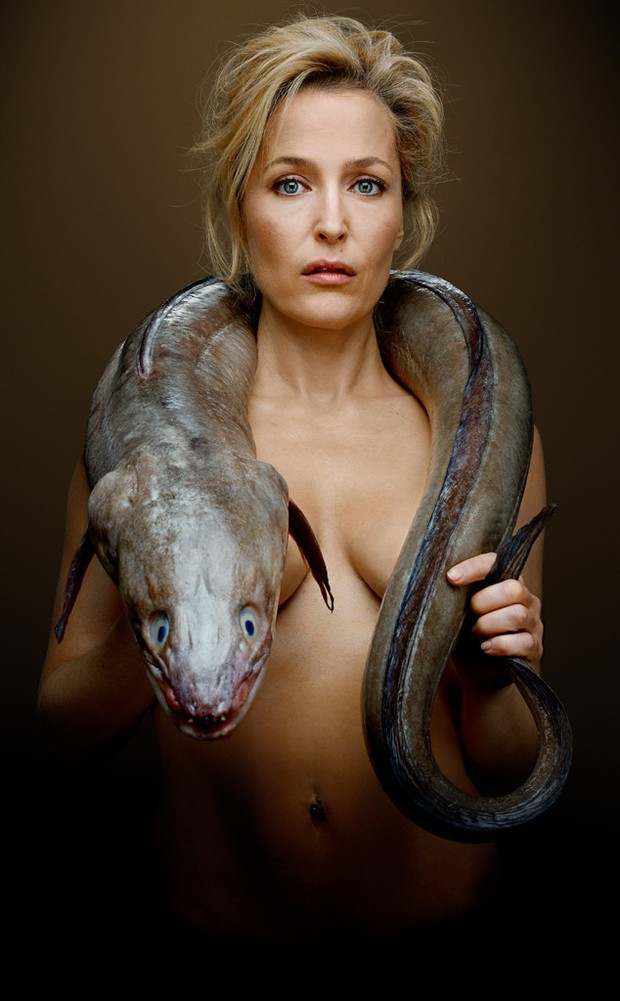 Gillian Anderson posa com uma cobra (Foto: Fishlove/Divulgação)