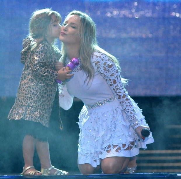 Claudia Leitte e a sobrinha no palco (Foto: Francisco Cepeda e Leo Franco / AgNews)