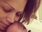 Solange Almeida posa agarradinha com a filha recém-nascida