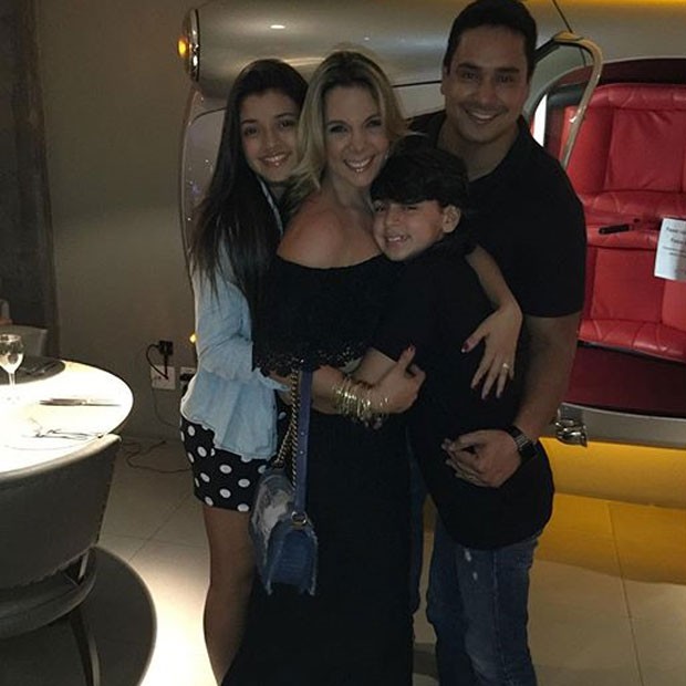 Carla Perez comemora aniversário com Xanddy e com os filhos, Camilly Victoria e Victor Alexandre (Foto: Instagram/ Reprodução)