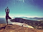 Thaila Ayala faz posição da ioga em cenário paradisíaco