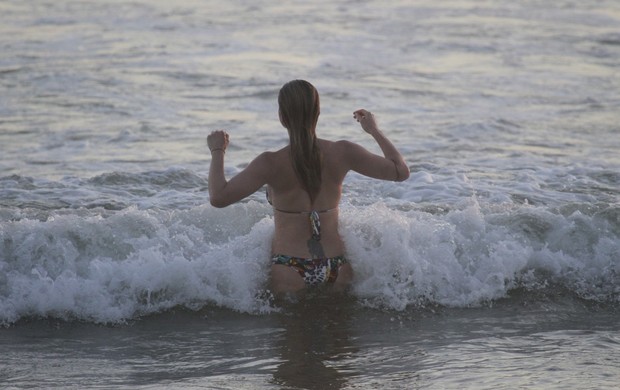  Leticia Spiller na praia (Foto: Dilson Silva / AgNews)