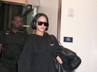 Rihanna aparece com os cabelos curtinhos ao desembarcar nos EUA