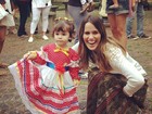 Fernanda Pontes posa com a filha vestida de caipira