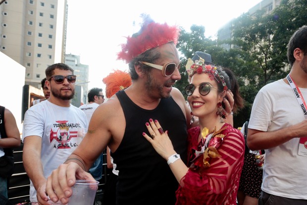 Alexandre Nero com a mulher, Karen Brusttolin, em desfile de bloco de carnaval (Foto: Rafael Cusato/EGO)