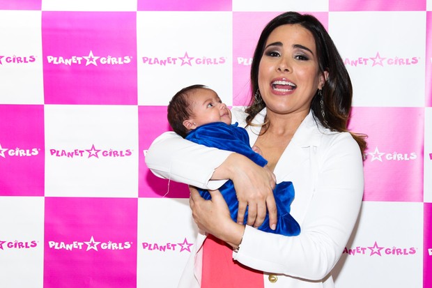 Wanessa se encanta com bebê em loja (Foto: Manuela Scarpa/ Photo Rio News)