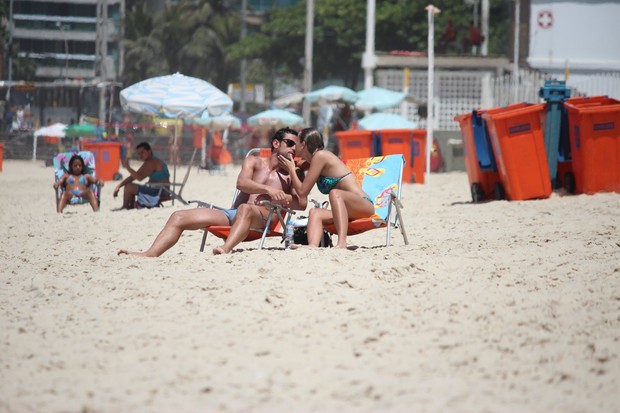 Jogador Fred e namorada na praia (Foto: Fábio Moreno / FotoRioNews)