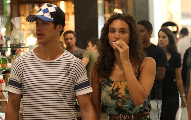 Débora Nascimento e José Loreto em shopping do Rio (Foto: Derick Abreu / Foto Rio News)