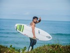 Caio Castro viaja para surfar e praticar ioga