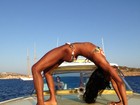 De biquíni, Naomi Campbell mostra elasticidade durante passeio de barco