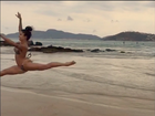 Aline Riscado dança balé na beira da praia e mostra elasticidade