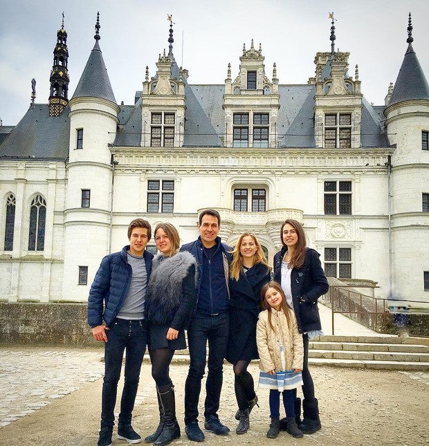 Luiza Valdetaro e Mariano Marcondes Ferraz com a família no Castelo de Chenonceau, na França (Foto: Reprodução/Instagram)
