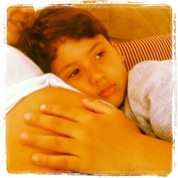 Nivea Stelmann posta foto do filho e da barriguinha de grávida (Foto: Instagram / Reprodução)