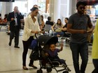 Taís Araújo e Lázaro Ramos embarcam com o filho em aeroporto