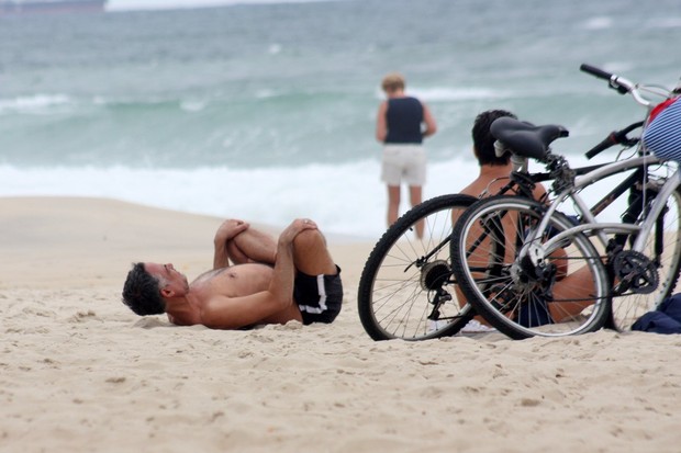 Ângelo Antônio se alongando na praia (Foto: JC Pereira/Foto Rio News)