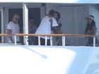 Rihanna recebe visita de Magic Johnson em passeio de barco