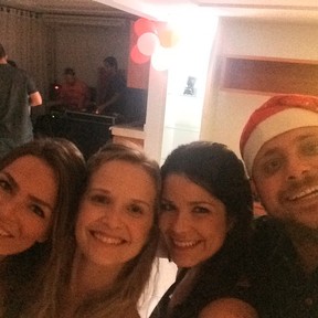 Fernanda Rodrigues e Samara Felippo com o produtor Leo Fuchs em festa no Rio (Foto: Instagram/ Reprodução)