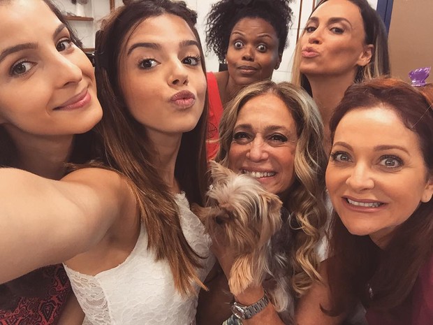 Giovanna Lancellotti faz selfie com atrizes de A Regra do Jogo (Foto: Reprodução / Instagram)