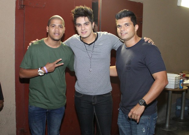 Luan Santana posa com amigos (Foto: Thyago Andrade/Foto Rio News)