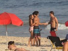 Jesus Luz e a namorada beijam muito em dia de praia no Rio