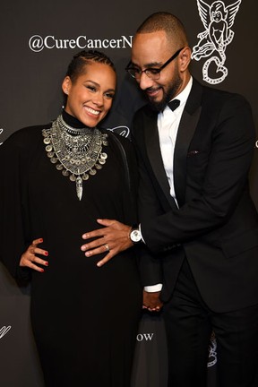 Alicia Keys, grávida, e o marido, Swizz Beatz, em evento em Nova York, nos Estados Unidos (Foto: Dimitrios Kambouris/ Getty Images/ AFP)