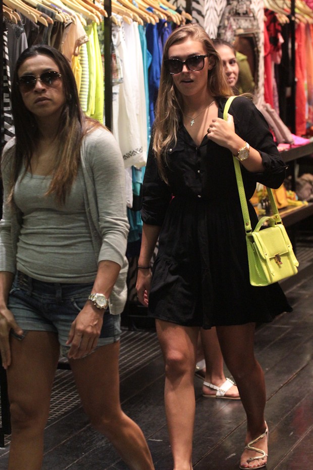 Marta passeia com amiga em shopping do Rio (Foto: Derick Abreu / Foto Rio News)