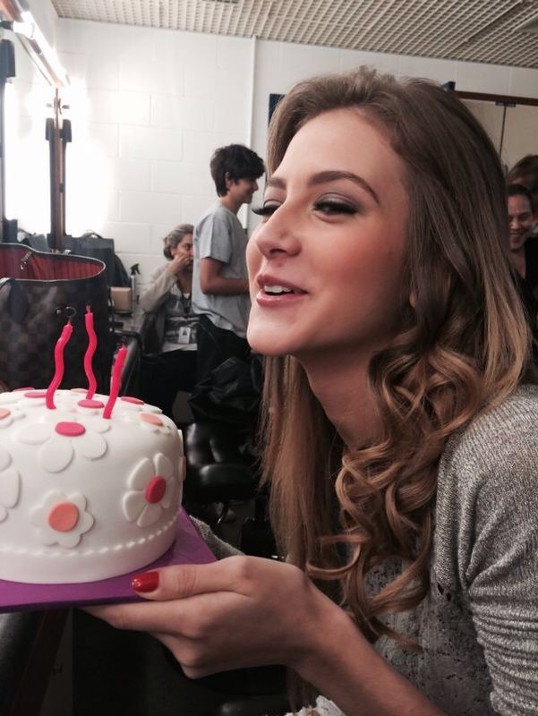 Hanna Romanazzi, a Sofia de Malhação, ganha bolo (Foto: Divulgação)