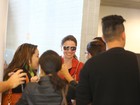Giovanna Antonelli é cercada por fãs  em aeroporto do Rio