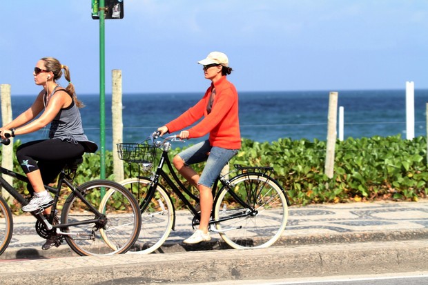 Carolina Ferraz pedala com o namorado (Foto: Wallace Barbosa / AgNews)