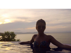 Paula Fernandes curte dia de sol na piscina: 'Repondo as energias'