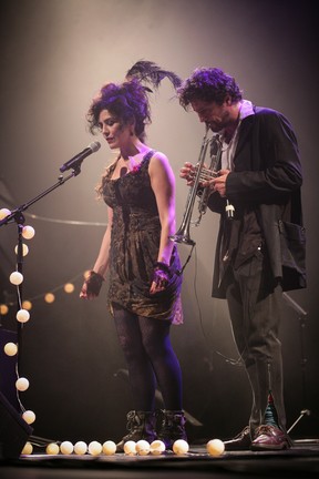 Letícia Sabatella e o marido, Fernando Alves Pinto, em show em São Paulo (Foto: Raphael Castello/ Ag. News)