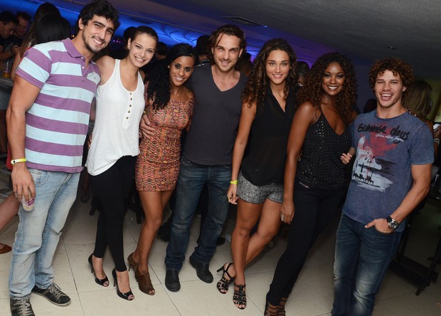 Parte do elenco de "Flor do Caribe" se diverte em festa  (Foto: Ari Kaye / Divulgação)
