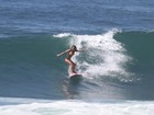 Sobre as ondas! Daniele Suzuki mostra a boa forma em surfe