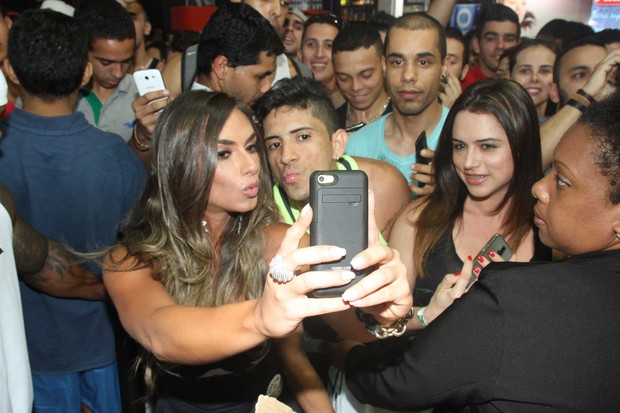 Nicole Bahls em feira (Foto: Amauri Nehn/Photo Rio News)