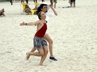 Angélica corre alegre na praia em gravação com Monica Iozzi