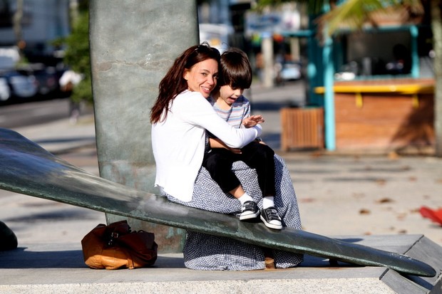 Carla Marins com o filho na orla da Barra (Foto: Marcos Ferreira / Foto Rio News)