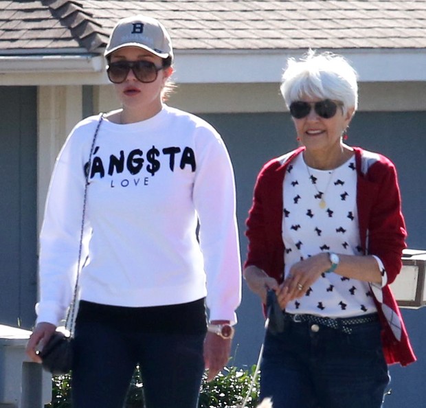 X17 - Amanda Bynes com a mãe em Thousand Oaks, na Califórnia, nos Estados Unidos (Foto: X17online/ Agência)